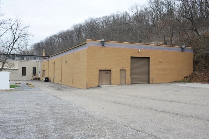 1371 Saw Mill Run Blvd, Pittsburgh, PA for lease - Building Photo - Image 2 of 7