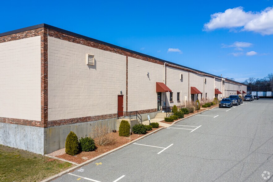 35-55 York Ave, Randolph, MA à louer - Photo du bâtiment - Image 2 de 4