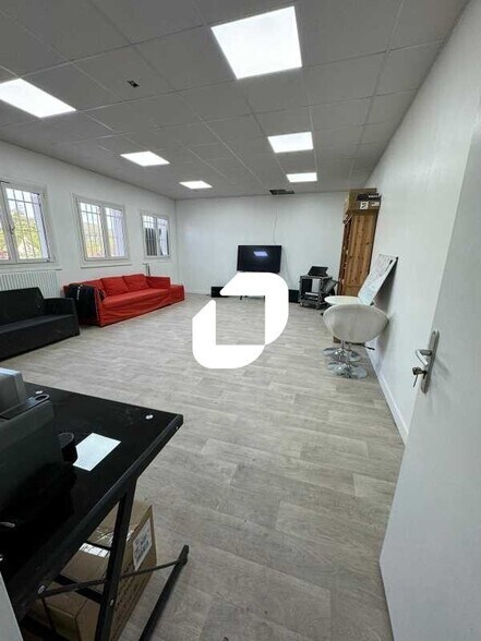 Office in Eaubonne for lease - Building Photo - Image 1 of 16