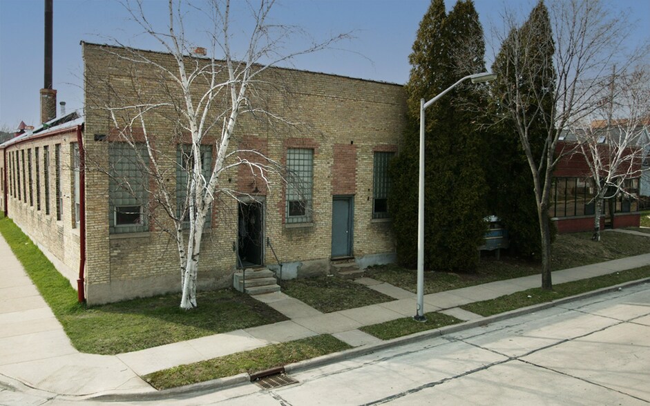 1819 S 71st St, Milwaukee, WI à vendre - Photo du bâtiment - Image 1 de 4