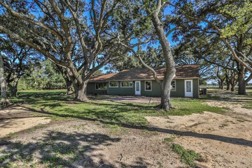 14114 Highway 36, Needville, TX à vendre - Photo du bâtiment - Image 3 de 5