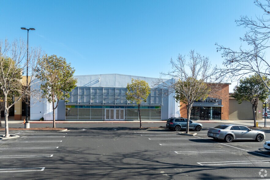 15555 E 14th St, San Leandro, CA à louer - Photo du bâtiment - Image 2 de 8