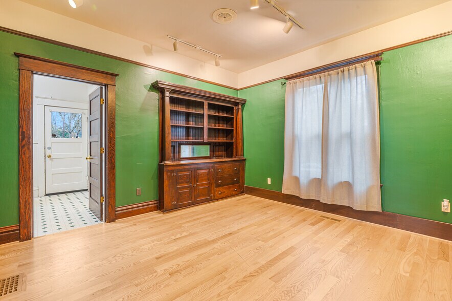 801 SW Baker St, Mcminnville, OR à vendre - Photo du bâtiment - Image 3 de 9