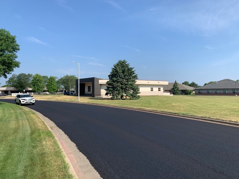 3900 W 53rd St, Sioux Falls, SD for sale - Building Photo - Image 2 of 17