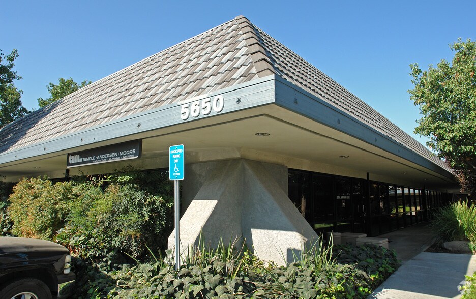 5650 N Fresno St, Fresno, CA à vendre - Photo du bâtiment - Image 3 de 4