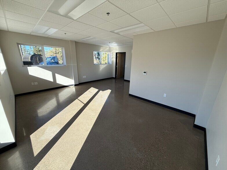 20723 Brinson Blvd, Bend, OR à louer - Photo du bâtiment - Image 2 de 12