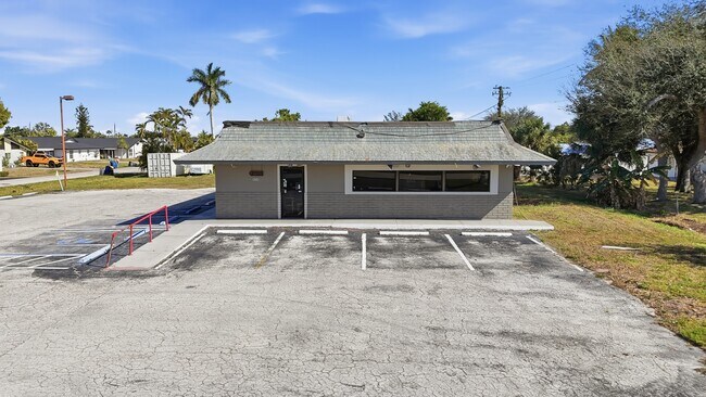 More details for 16541 San Carlos Blvd, Fort Myers, FL - Retail for Sale