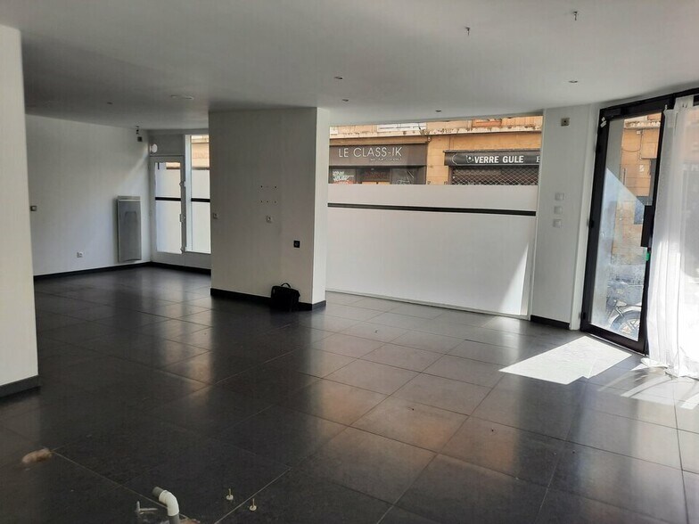 Retail in Rouen for lease - Interior Photo - Image 2 of 7