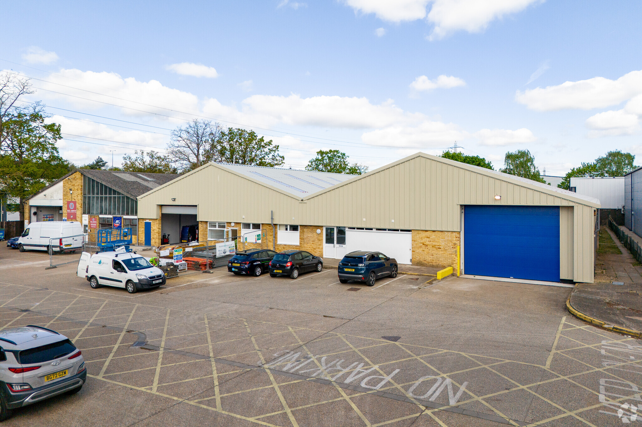 111 Chertsey Rd, Byfleet for lease Primary Photo- Image 1 of 4