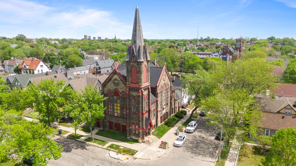 140 W Garfield Ave, Milwaukee, WI for sale - Aerial - Image 1 of 38