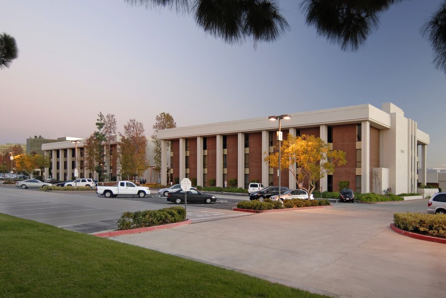 11100 Warner Ave, Fountain Valley, CA à louer - Photo du bâtiment - Image 2 de 3