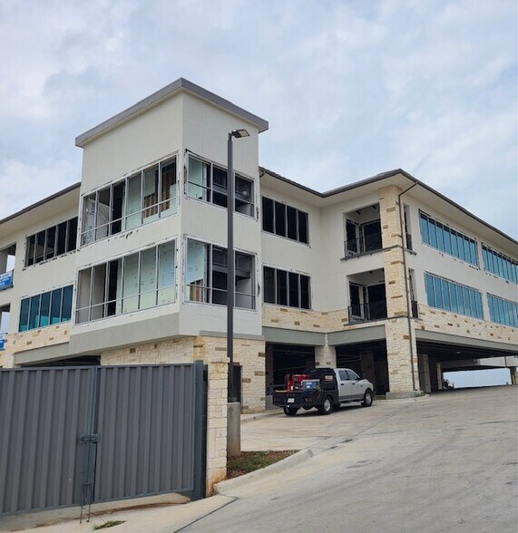 3011 Flintrock Rd, Lakeway, TX à louer - Photo du bâtiment - Image 2 de 6