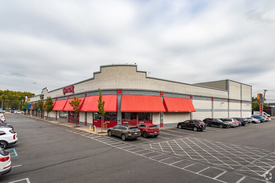 2530 Hylan Blvd, Staten Island, NY à louer - Photo du bâtiment - Image 3 de 17