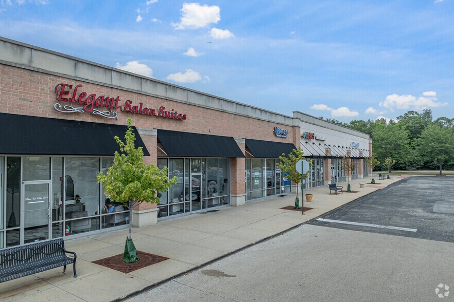 209-225 Brook Forest Ave, Shorewood, IL à louer - Photo du bâtiment - Image 2 de 5