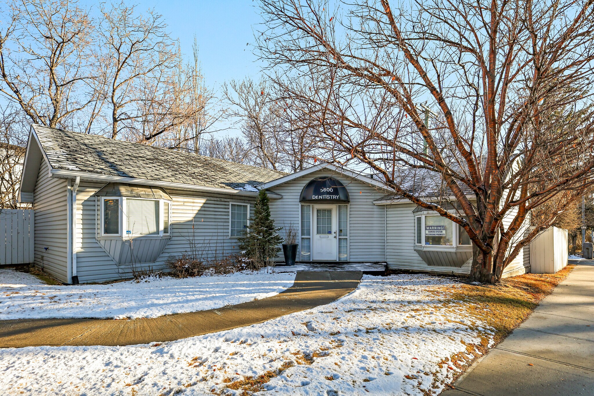 5600 Elbow Dr SW, Calgary, AB à vendre Photo du bâtiment- Image 1 de 14