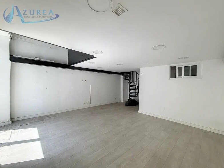 Retail in Nice for lease - Interior Photo - Image 2 of 6