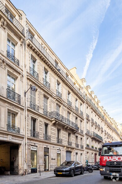 19 Rue De Marignan, Paris à louer - Photo du bâtiment - Image 3 de 4