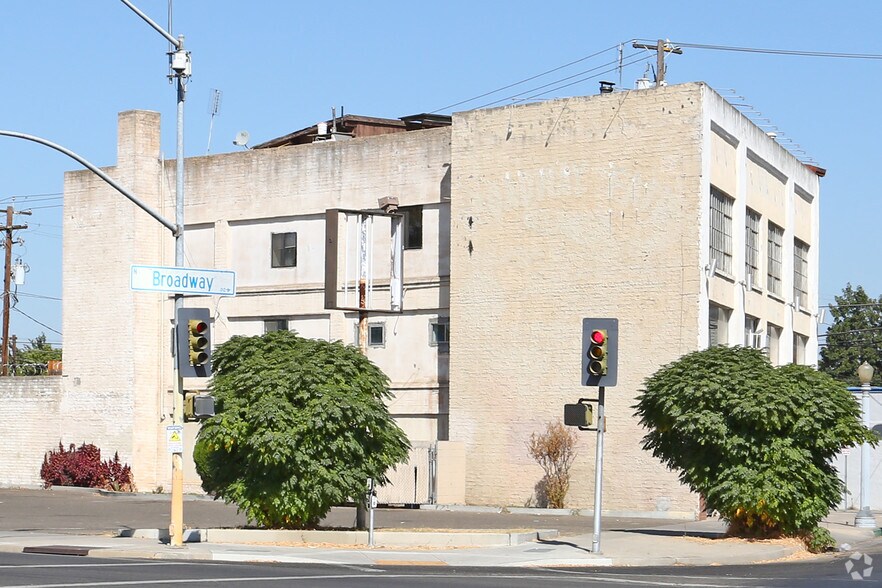 2049 N Broadway St, Fresno, CA à vendre - Photo du bâtiment - Image 3 de 3
