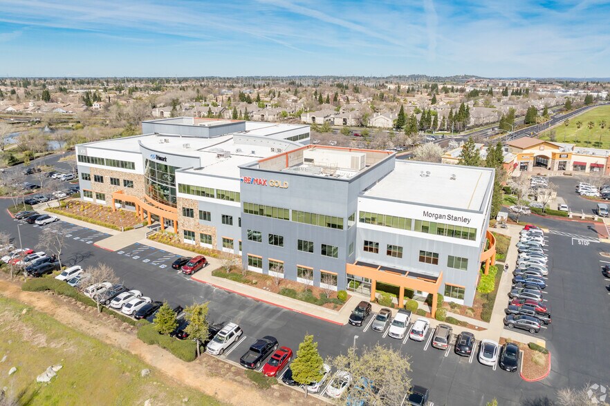 2365 Iron Point Rd, Folsom, CA à louer - Photo du bâtiment - Image 2 de 14