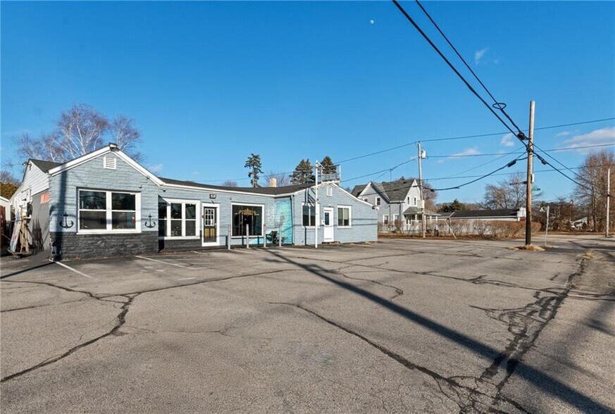 2291 W Shore Rd, Warwick, RI à vendre - Photo du bâtiment - Image 3 de 24