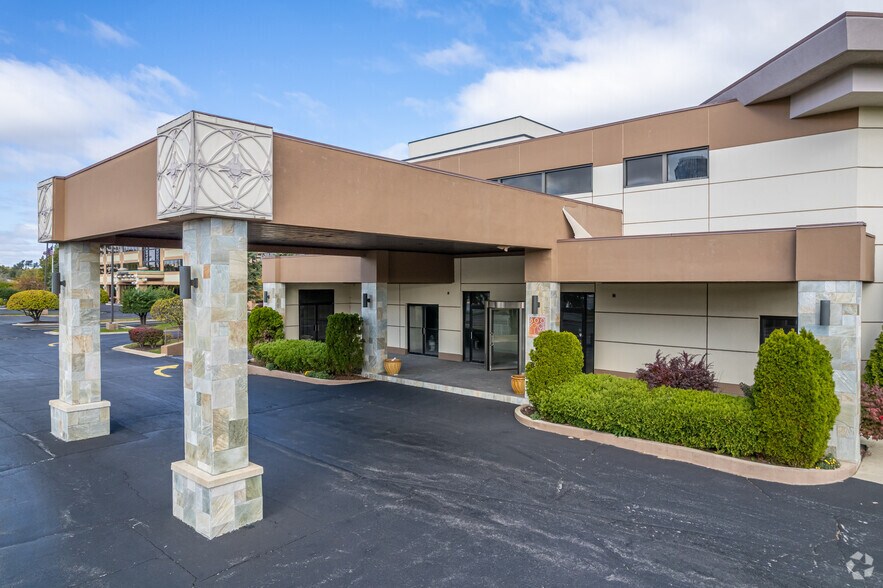 800 Royce Blvd, Oakbrook Terrace, IL à vendre - Photo du bâtiment - Image 3 de 28