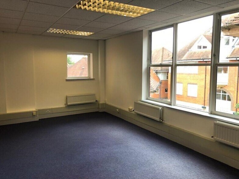 195-205 High St, Guildford for lease - Interior Photo - Image 3 of 5