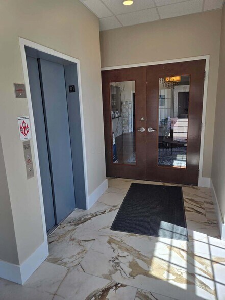 1085 E Johnstown Rd, Gahanna, OH à louer - Hall d’entrée - Image 3 de 9