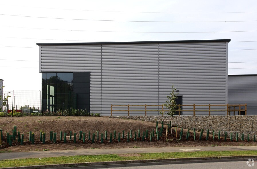 2 Tradeway Sutton Kimpton Rd, Sutton à louer - Photo du bâtiment - Image 2 de 6