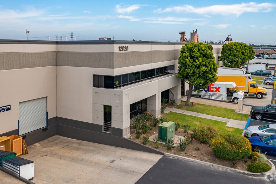 12020 Woodruff Ave, Downey, CA à louer - Photo du bâtiment - Image 3 de 14