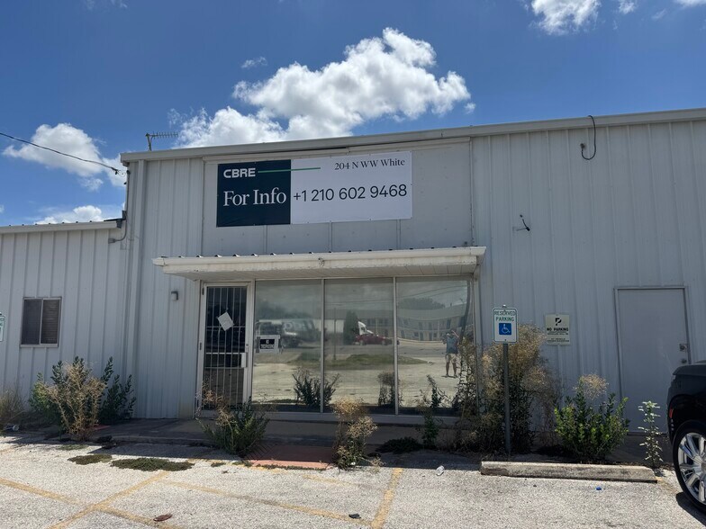 204 N WW White Rd, San Antonio, TX à louer - Photo du bâtiment - Image 3 de 7