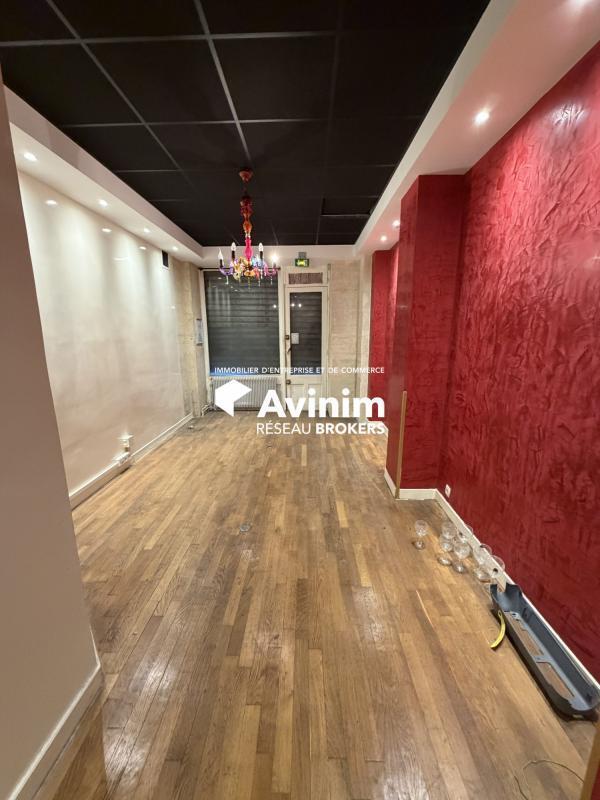 Retail in Paris for lease Interior Photo- Image 1 of 3