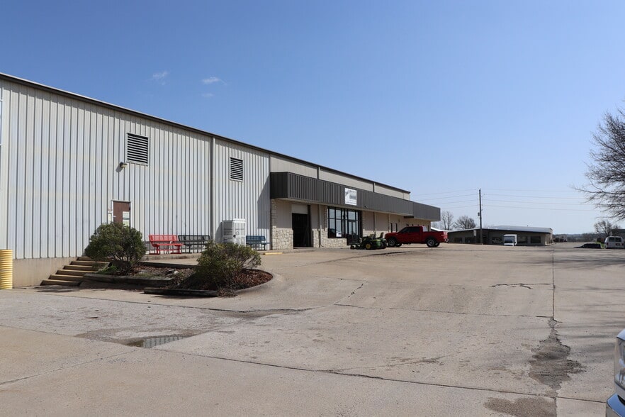 1500 S 169 Hwy, Smithville, MO for lease - Building Photo - Image 2 of 19