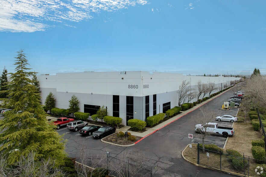 8860 Industrial Ave, Roseville, CA à louer - Photo du bâtiment - Image 2 de 12