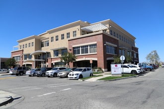 9700 stockdale Hwy, Bakersfield, CA à louer Photo du bâtiment- Image 1 de 16