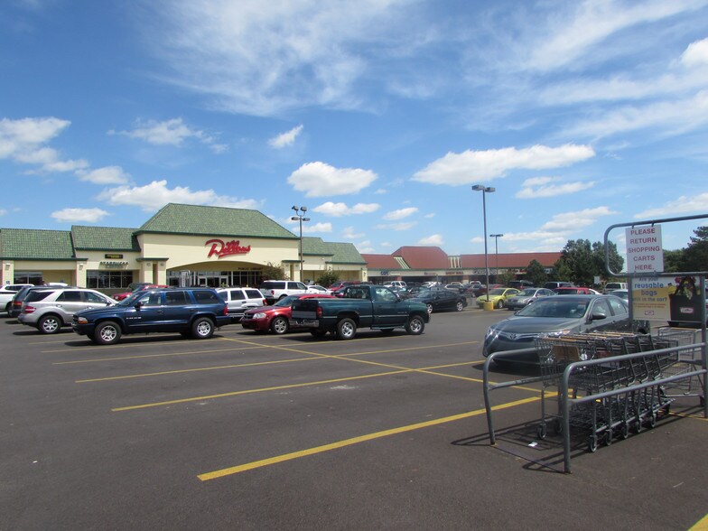 2250 N Rock Rd, Wichita, KS à louer - Photo du bâtiment - Image 2 de 11