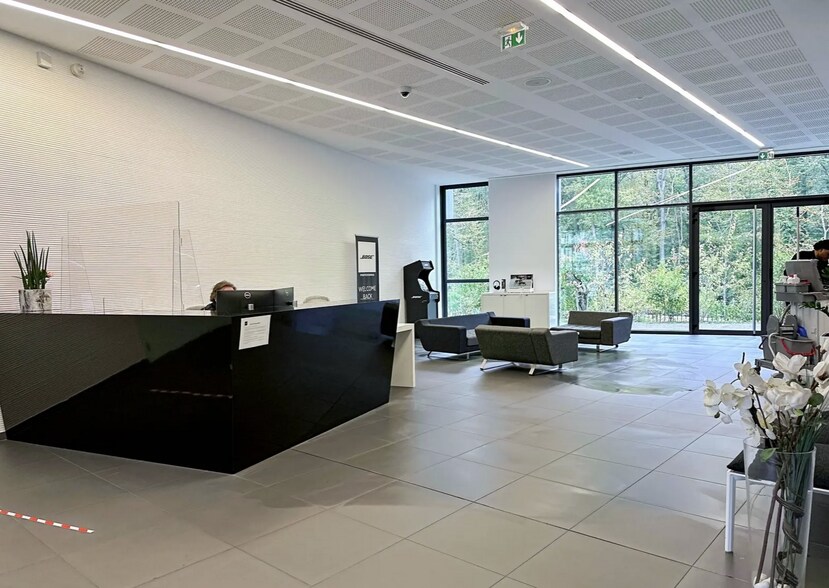 26-28 Avenue De Winchester, Saint-Germain-en-Laye for lease - Lobby - Image 2 of 6