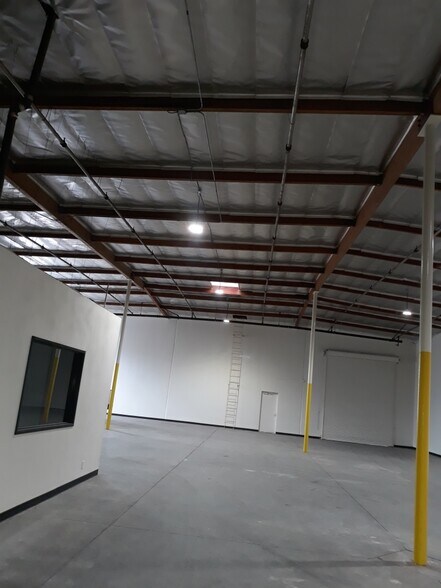 13933 Magnolia Ave, Chino, CA à louer - Photo du bâtiment - Image 3 de 12