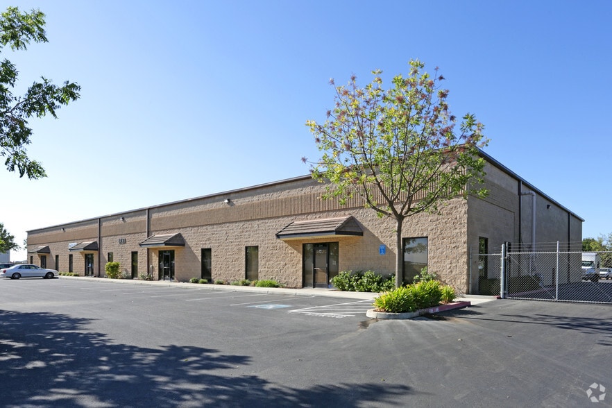 4933 W Jennifer Ave, Fresno, CA for lease - Building Photo - Image 3 of 5