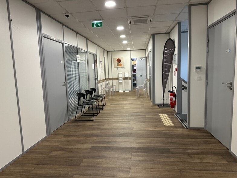 Office in Chasse-sur-Rhône for lease - Lobby - Image 3 of 7