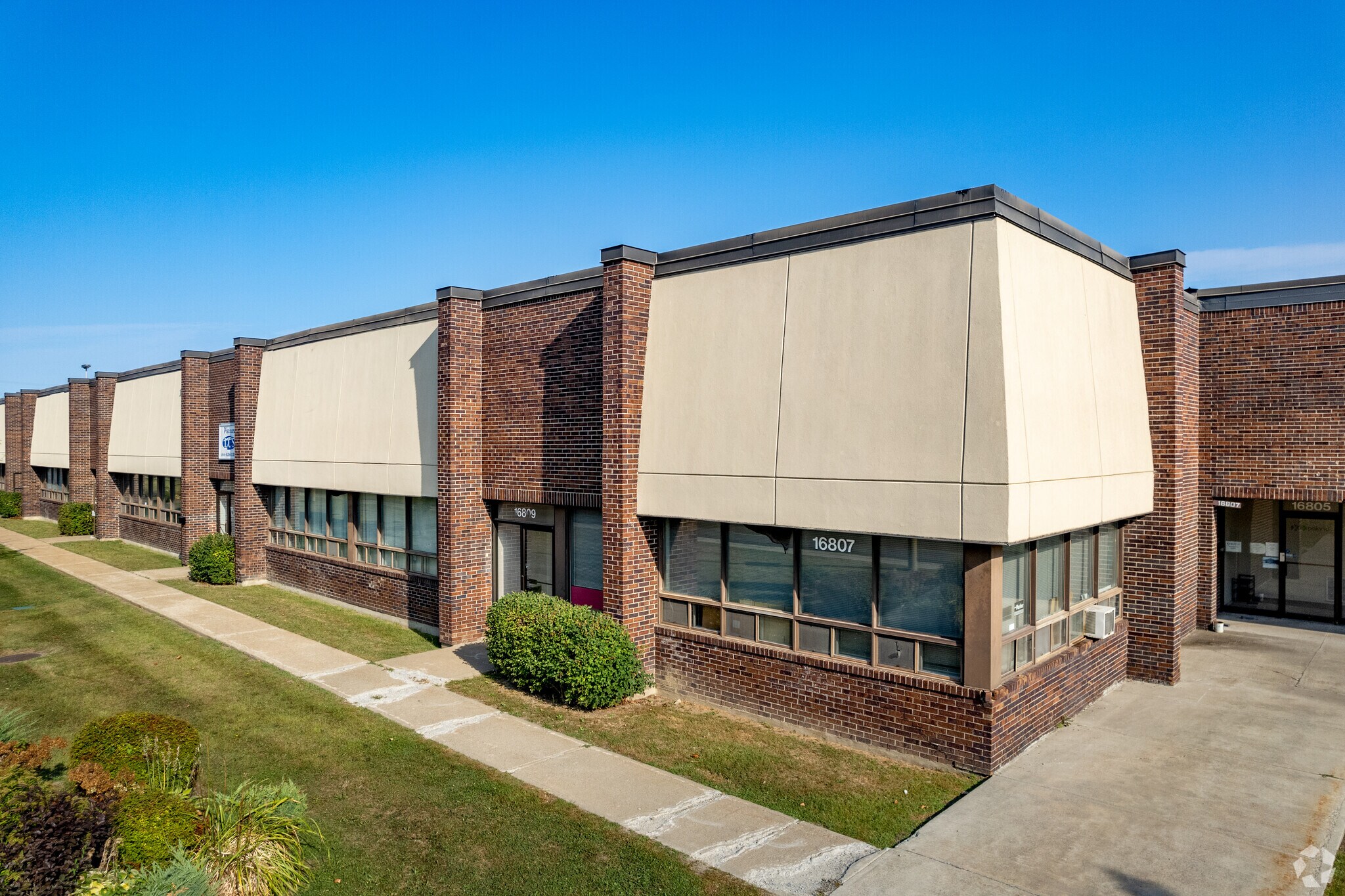 16791-16821 Boul Hymus, Kirkland, QC for lease Primary Photo- Image 1 of 38