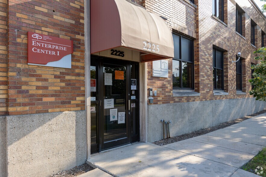 2225 W Harrison St, Chicago, IL à louer - Photo principale - Image 1 de 2
