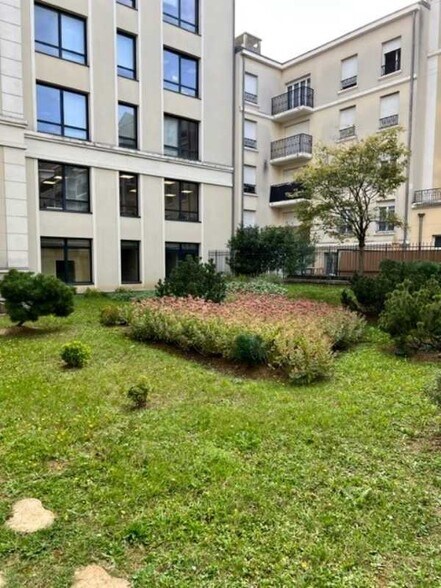 Office in Bussy-Saint-Georges for lease - Building Photo - Image 3 of 17