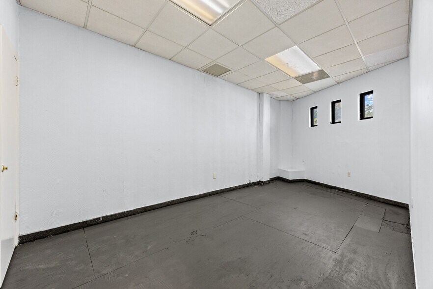 76-14 Rockaway Blvd, Woodhaven, NY à vendre - Photo du bâtiment - Image 3 de 32
