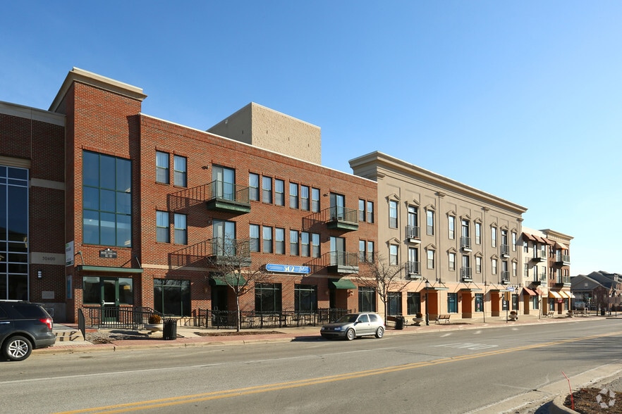 49730 Uptown Ave, Canton, MI for lease - Building Photo - Image 2 of 5