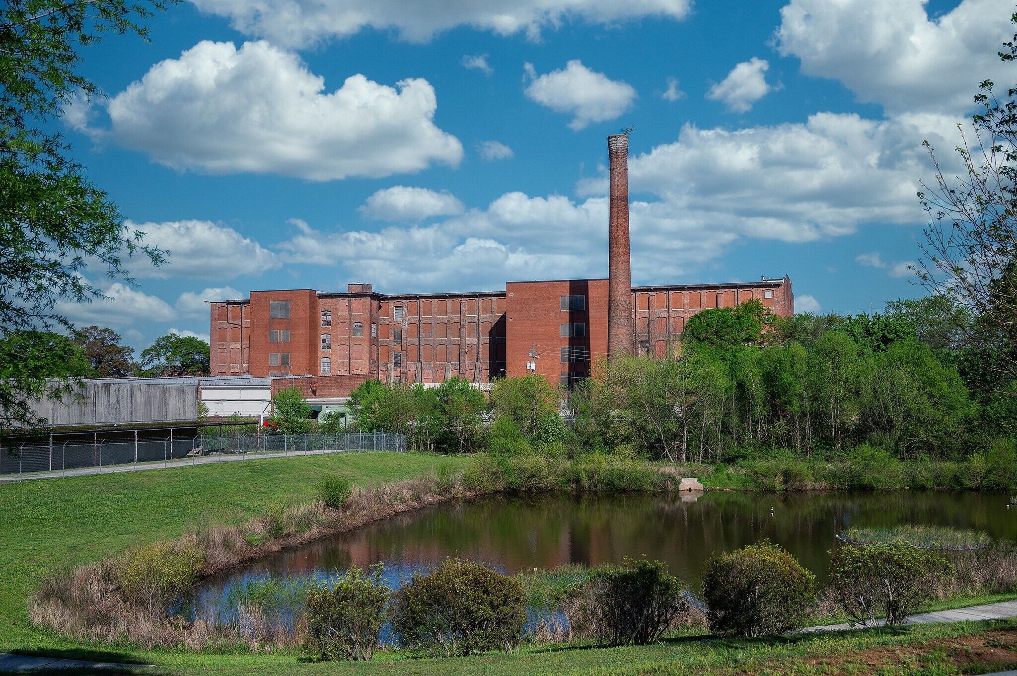 The Gainesville Mill portefeuille de 3 propriétés à vendre sur LoopNet.ca Photo du bâtiment- Image 1 de 8