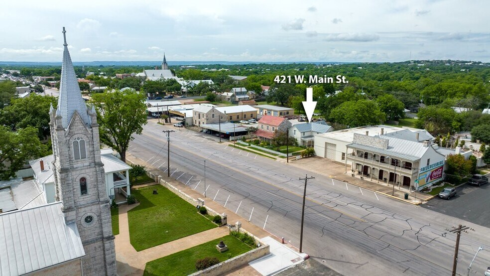 421 W Main St, Fredericksburg, TX à vendre - Photo du bâtiment - Image 3 de 16