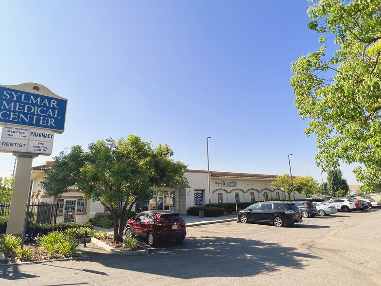 14124 Foothill Blvd, Sylmar, CA à louer - Photo du bâtiment - Image 1 de 9