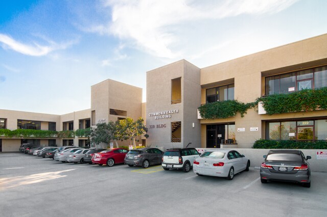 320 S Garfield Ave, Alhambra, CA à louer - Photo du bâtiment - Image 3 de 5