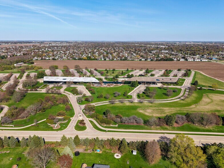 1 Qbe Way, Sun Prairie, WI à louer - Photo du bâtiment - Image 3 de 19