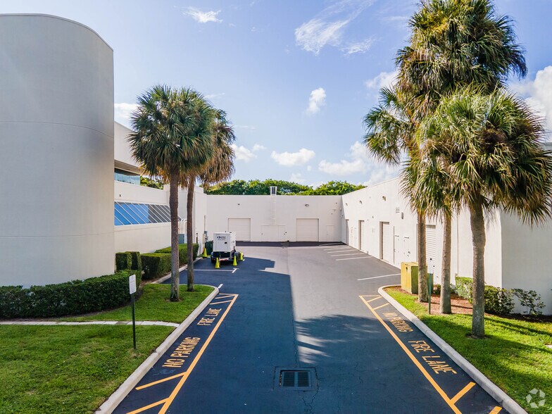 6501 Park of Commerce Blvd NW, Boca Raton, FL à louer - Photo du bâtiment - Image 2 de 33